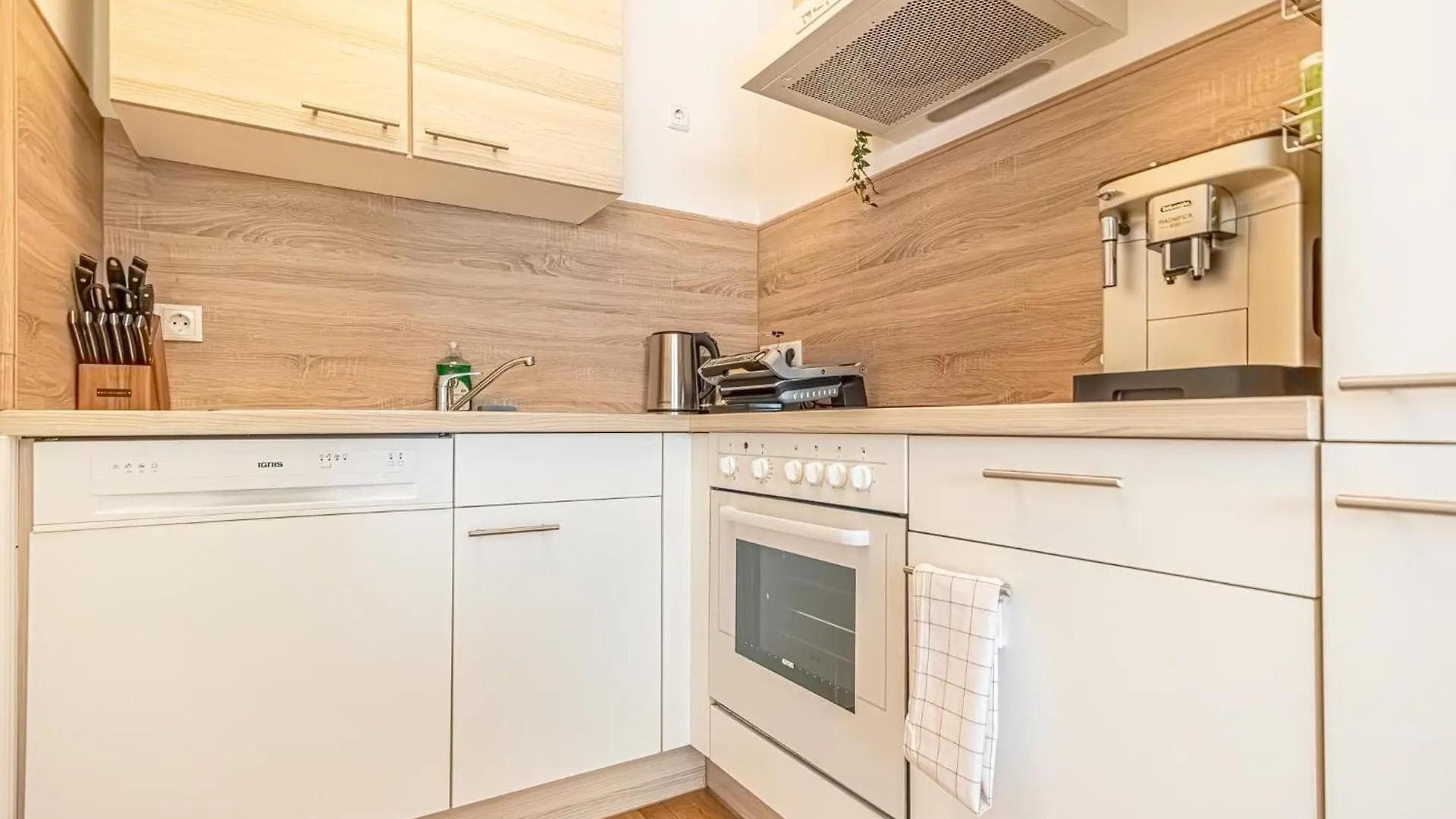 Sweet 1Br & 1Lr With Balcony, 9-Min To City Center Vienna Apartment
