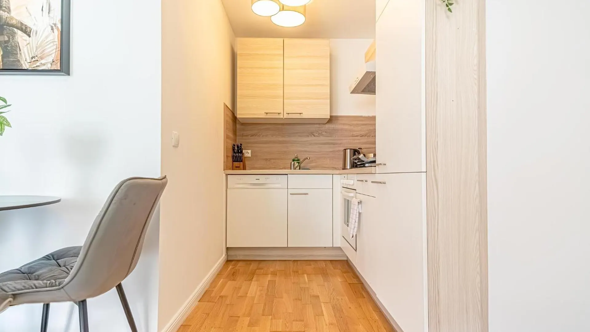 Sweet 1Br & 1Lr With Balcony, 9-Min To City Center Vienna Apartment