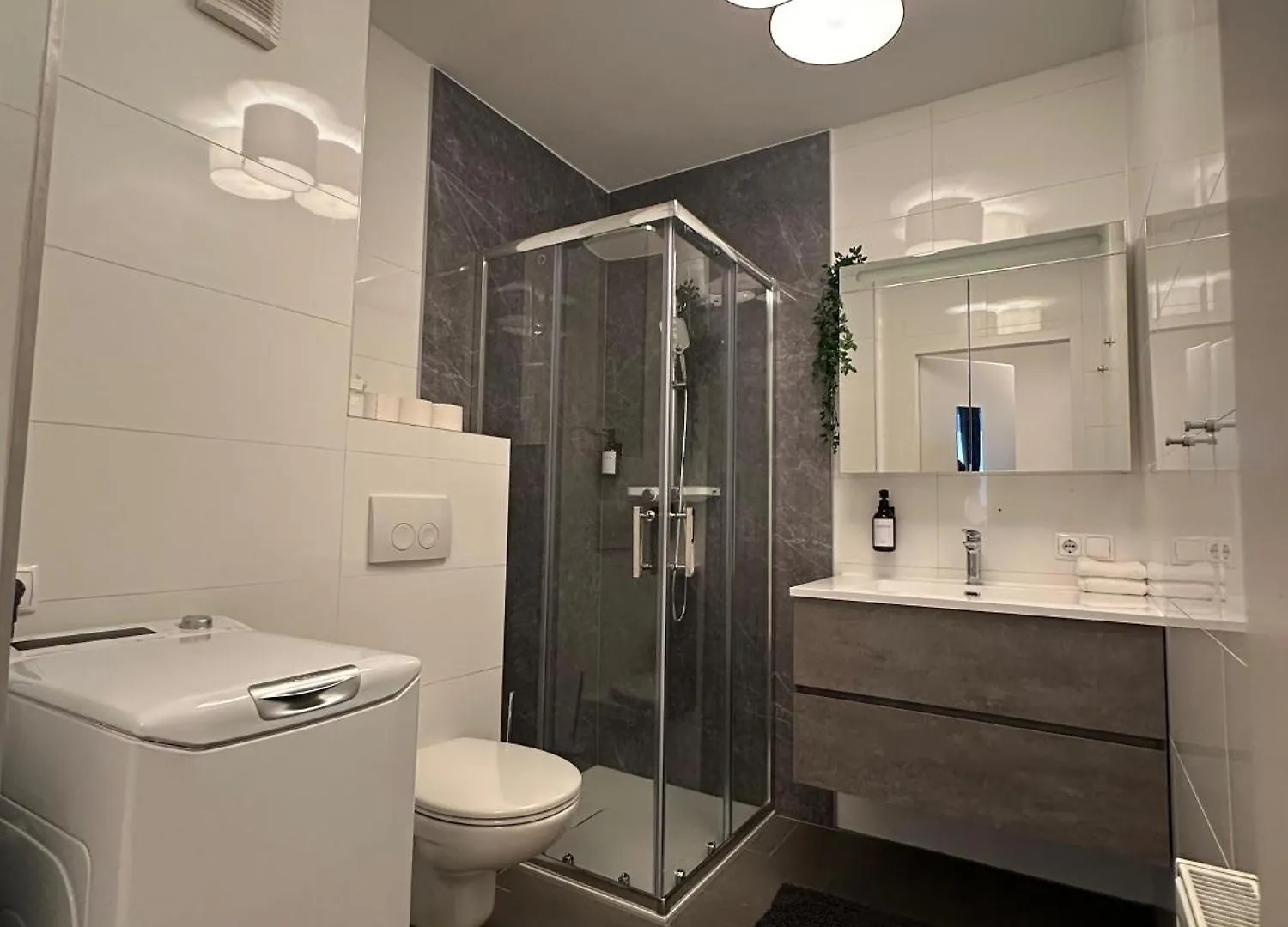 Sweet 1Br & 1Lr With Balcony, 9-Min To City Center Vienna Austria