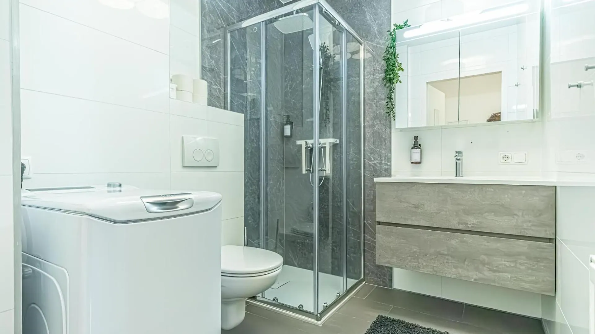 Sweet 1Br & 1Lr With Balcony, 9-Min To City Center Viena 0*,  Austria