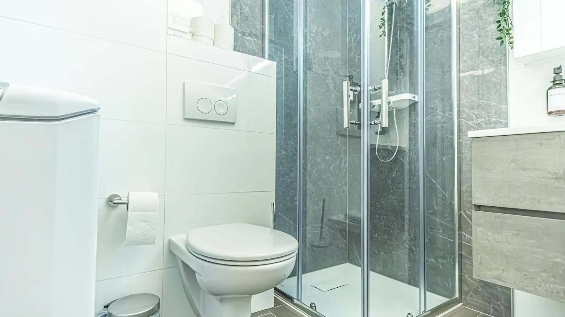 Sweet 1Br & 1Lr With Balcony, 9-Min To City Center Viena