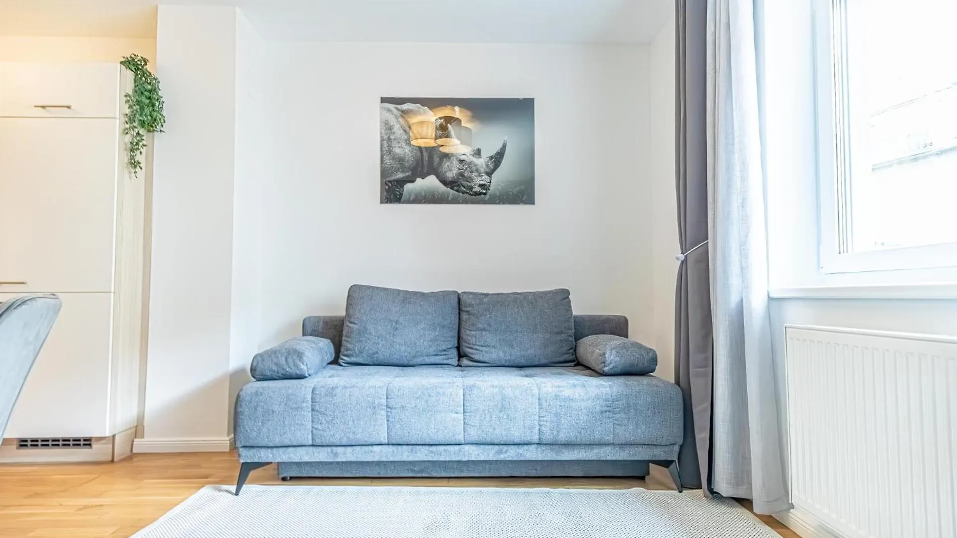 Sweet 1Br & 1Lr With Balcony, 9-Min To City Center Viena Austria