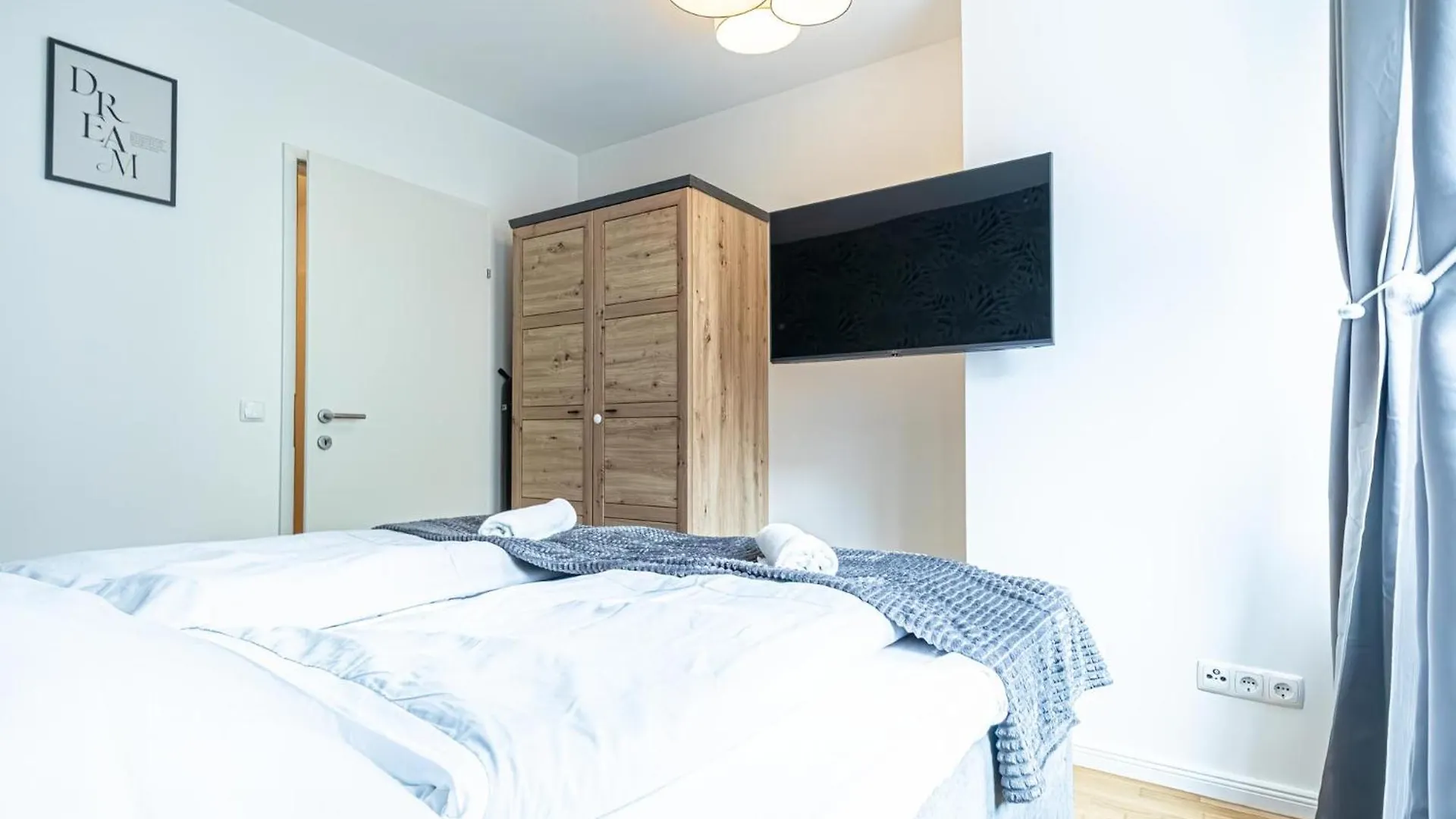 Sweet 1Br & 1Lr With Balcony, 9-Min To City Center Viena 0*,  Austria